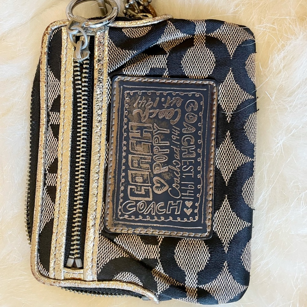 COPY - Coach Poppy wristlet wallet